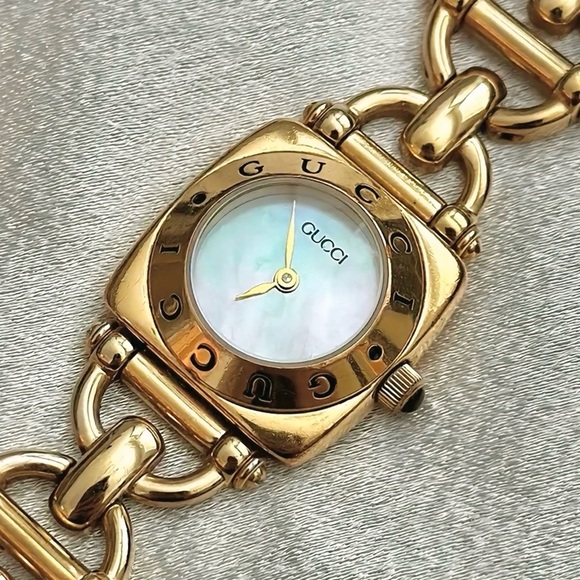 AUTHENTIC VINTAGE GUCCI MOTHER-OF-PEARL GOLD HORSEBIT WATCH - Picture 6 of 8